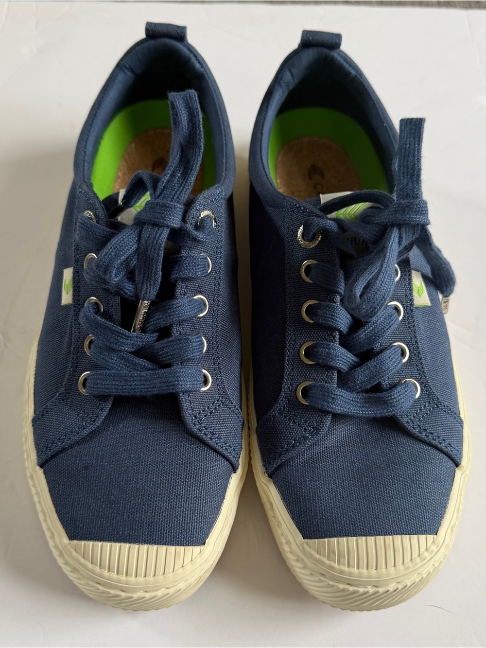 Cariuma Navy Canvas Low-Top Sneakers with Green Insole